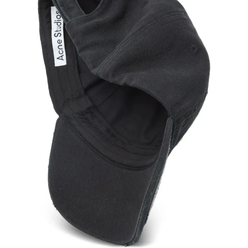 Бейсболка с эффектом потертости и вышивкой