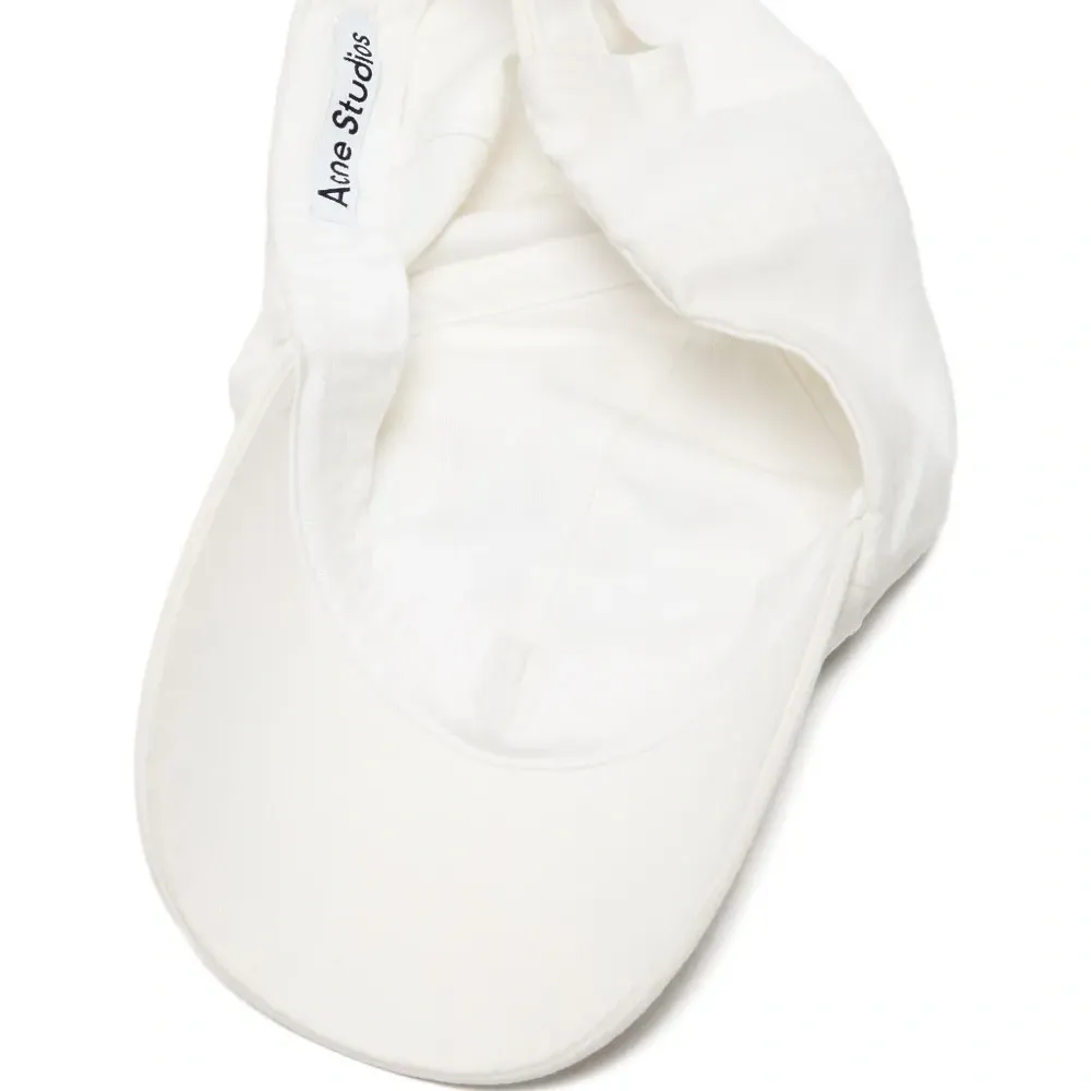 Бейсболка с вышитым логотипом