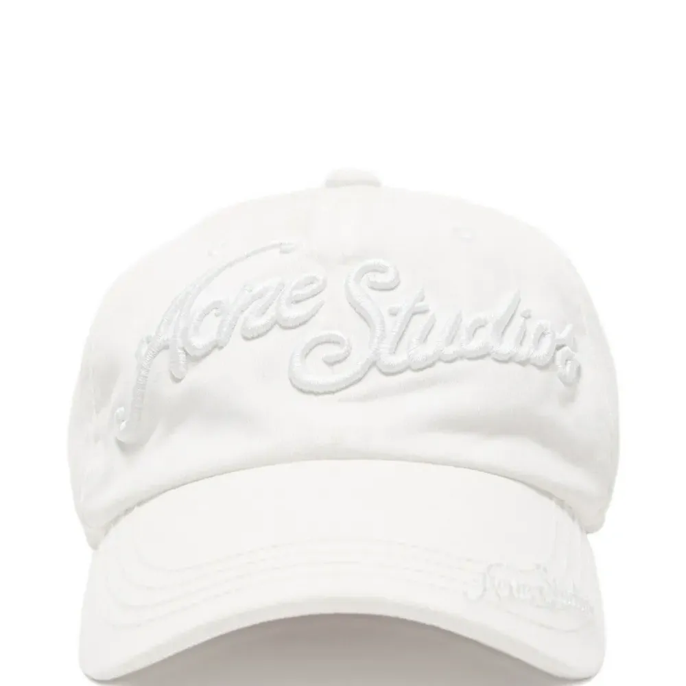 Бейсболка с вышитым логотипом