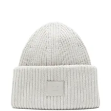 Шапка бини в рубчик с нашивкой