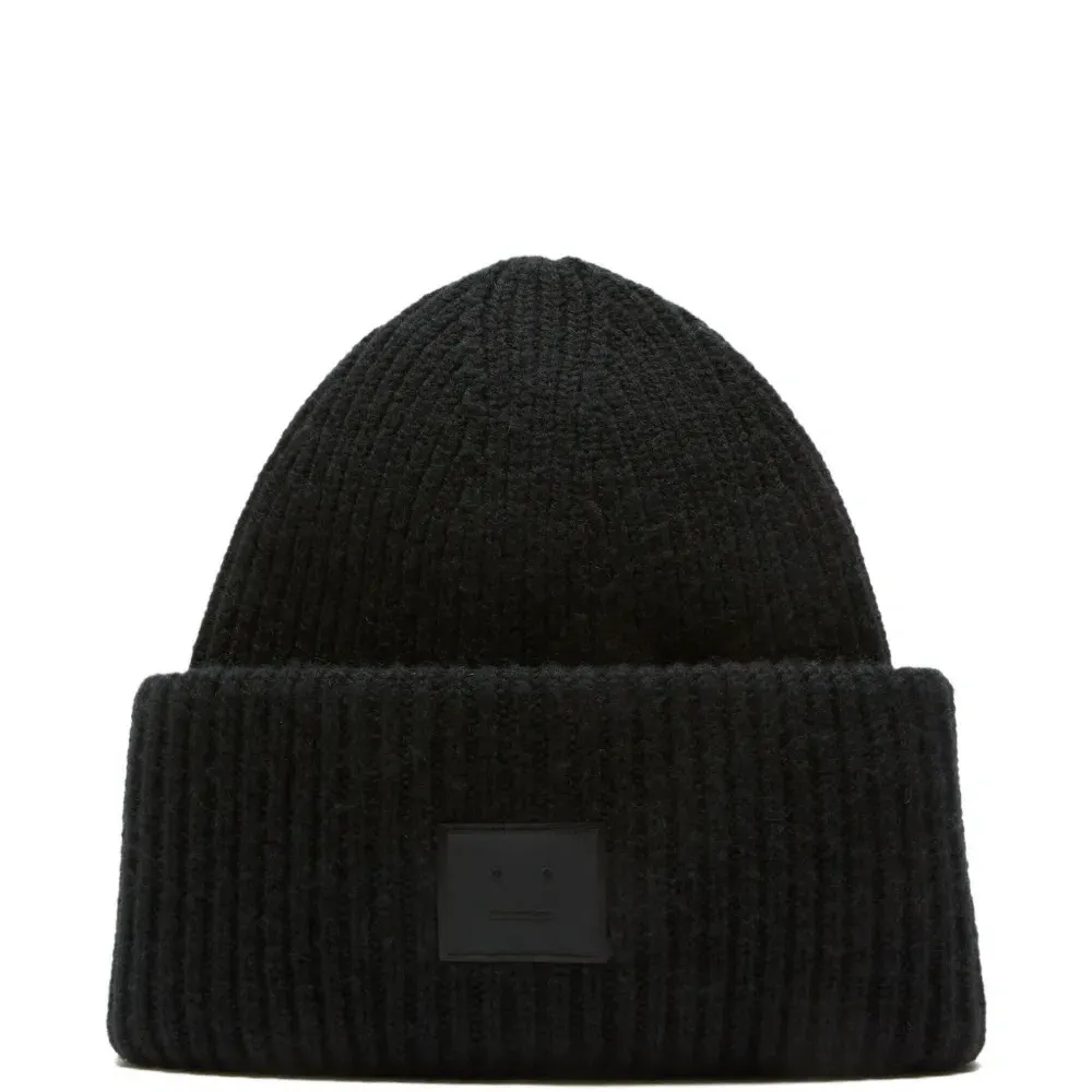 Шапка бини в рубчик с нашивкой