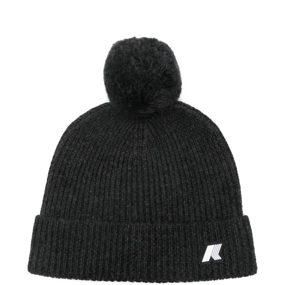 Вязаная шапка с помпоном