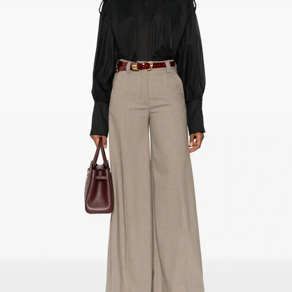 Блузка с заниженной линией плеч