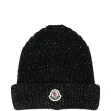 Шапка с нашивкой-логотипом