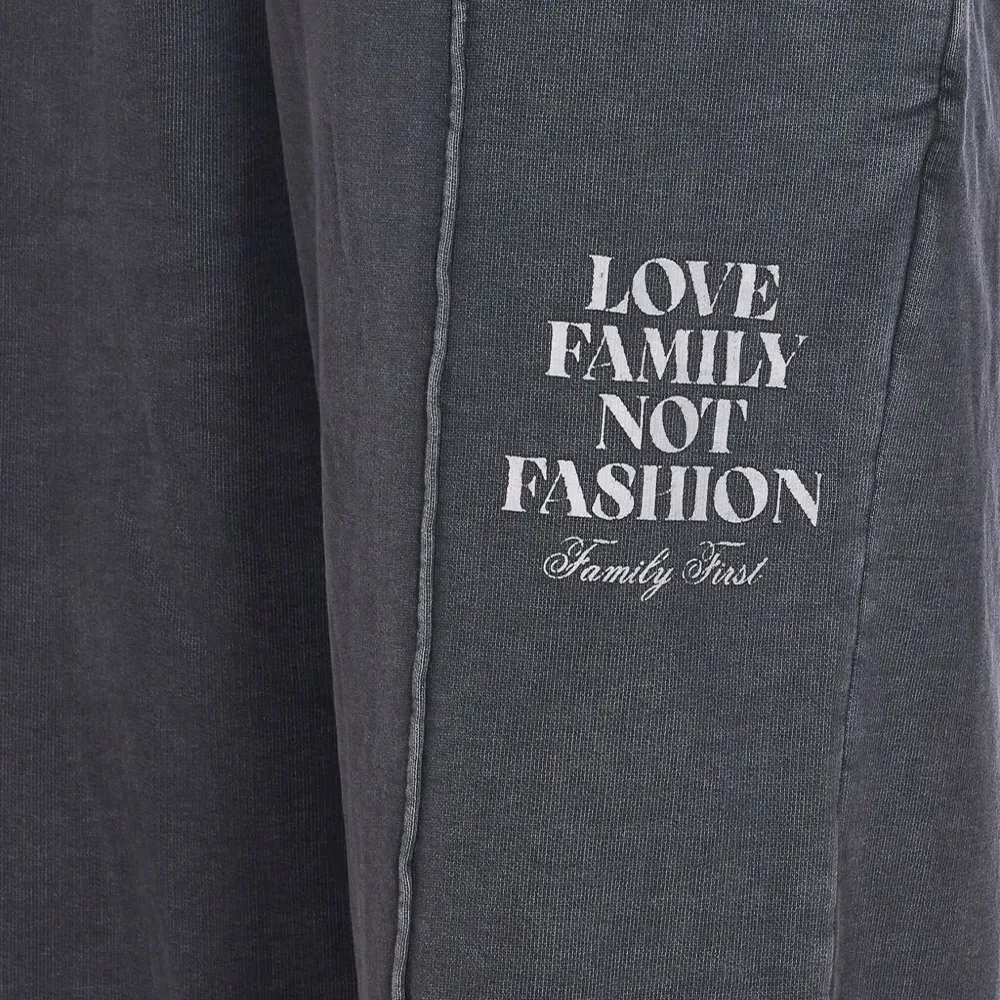 Принтованные спортивные брюки с боковыми швами