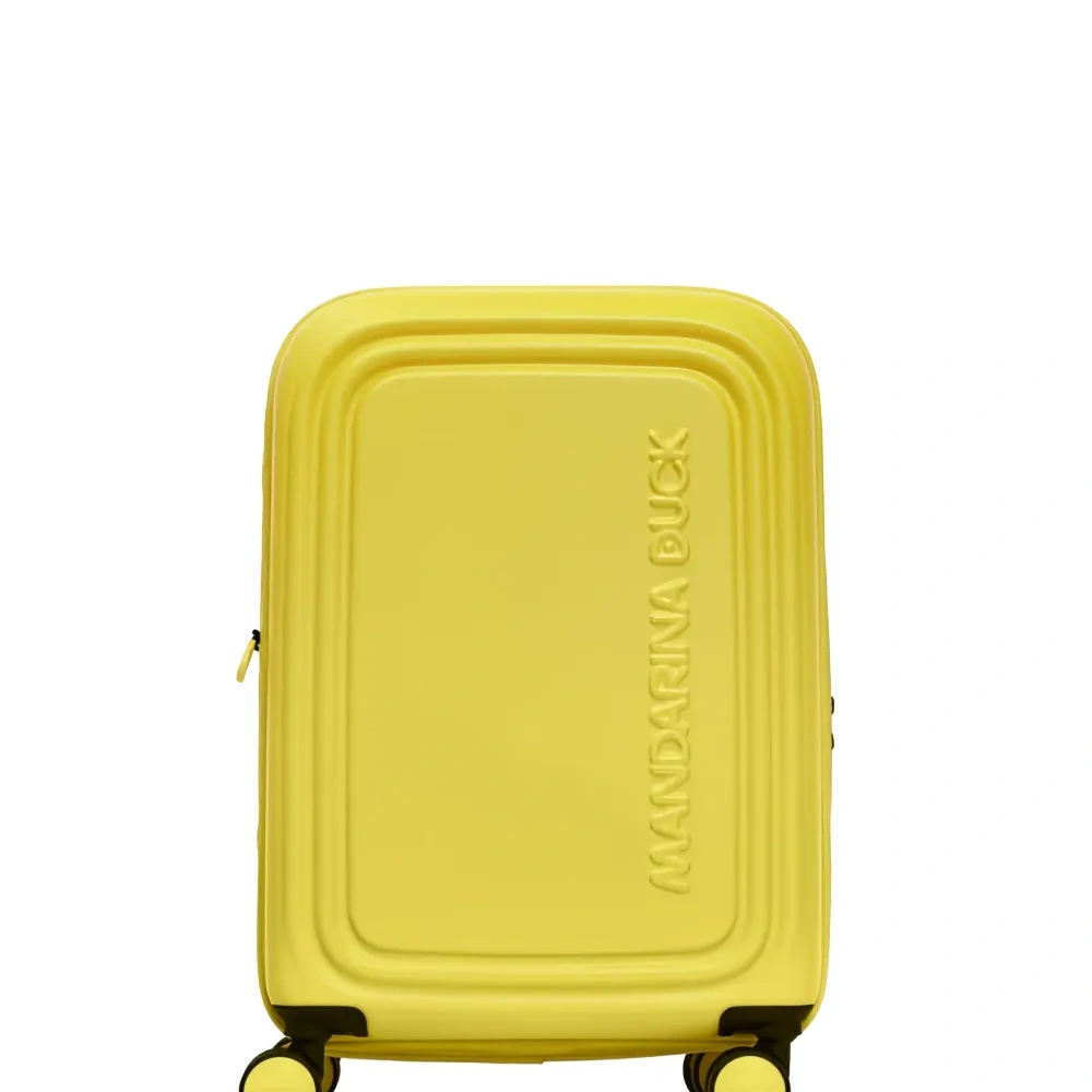 Чемодан с тисненым логотипом