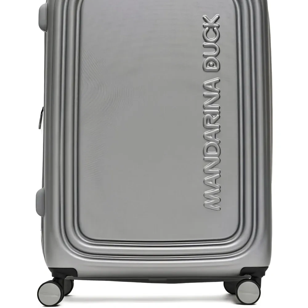 Чемодан с тисненым логотипом