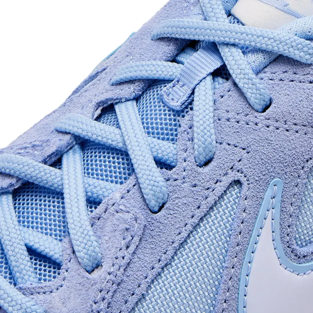 Кроссовки со вставками