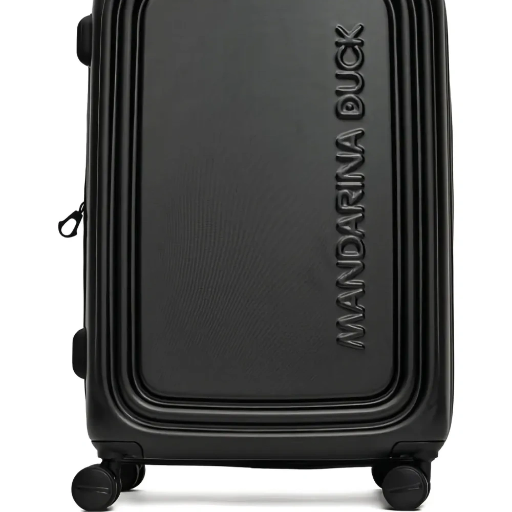 Чемодан с тисненым логотипом