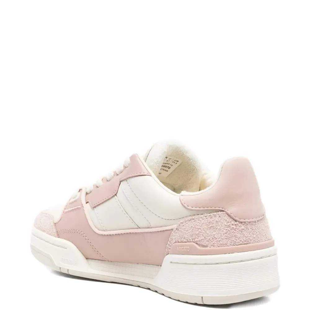 Кроссовки с перфорированными деталями