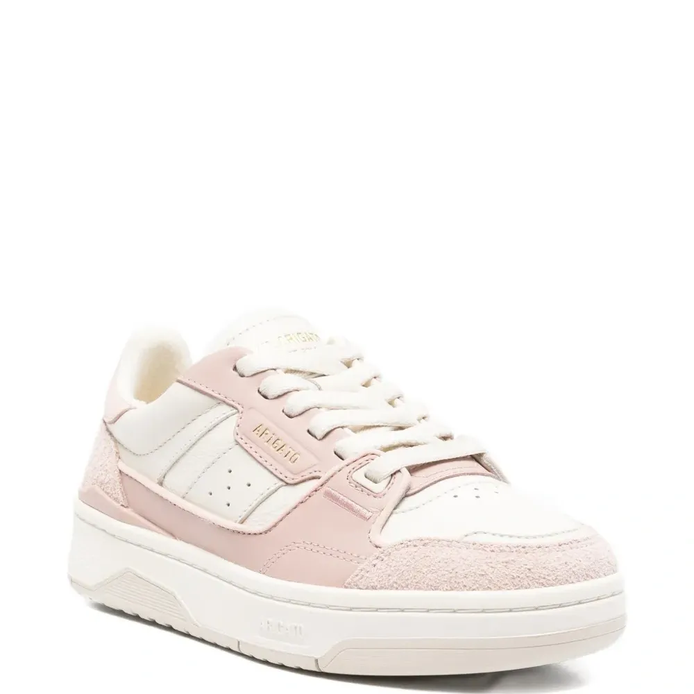 Кроссовки с перфорированными деталями