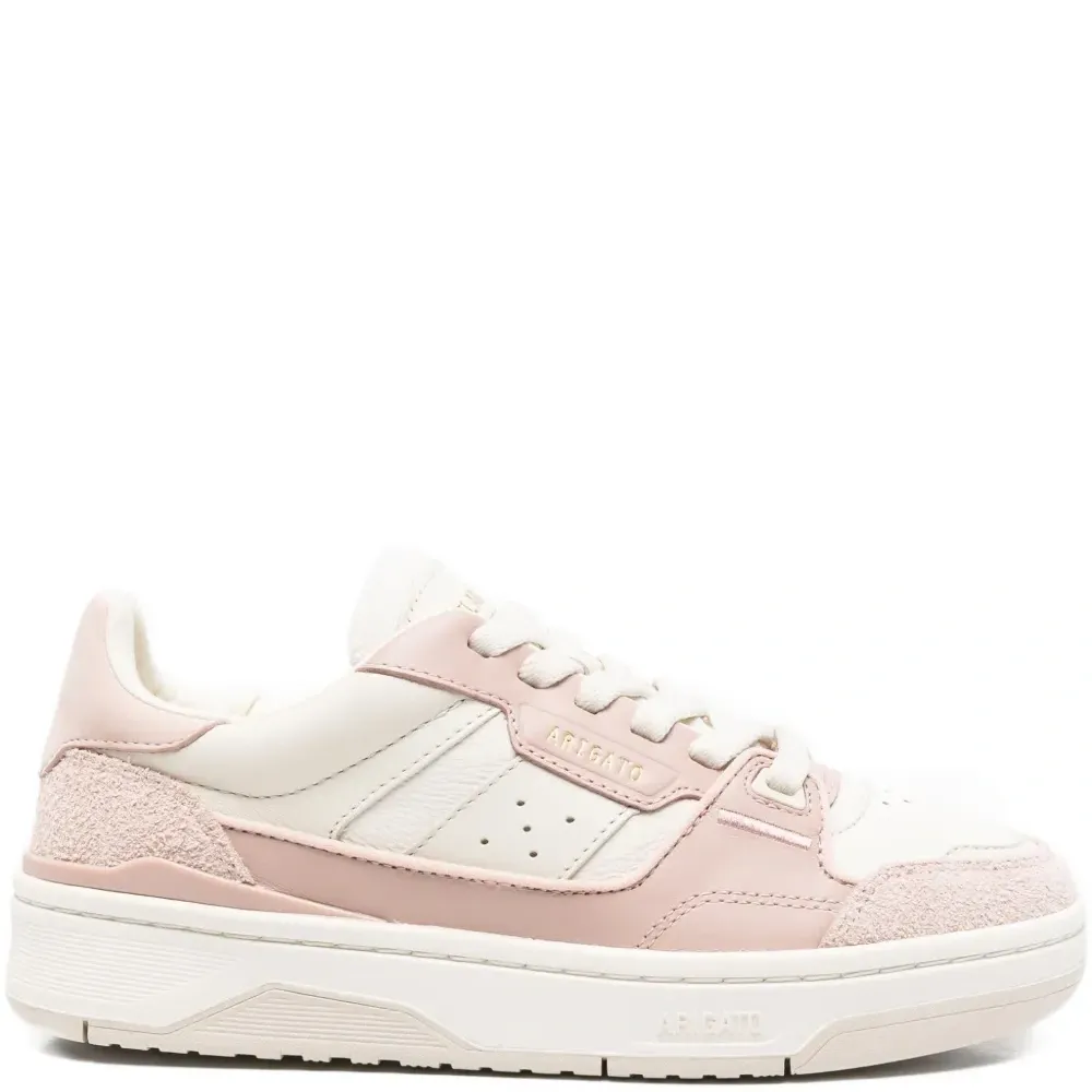 Кроссовки с перфорированными деталями