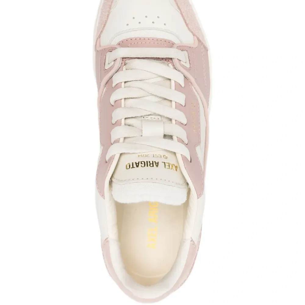 Кроссовки с перфорированными деталями