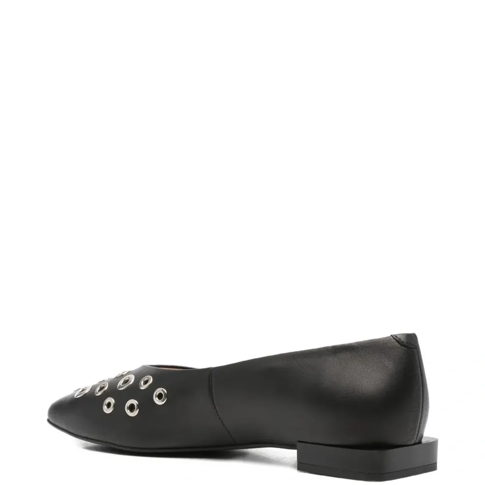 Балетки с квадратным носком и украшением в виде люверсов