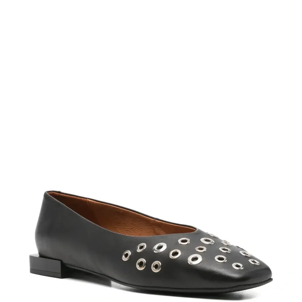 Балетки с квадратным носком и украшением в виде люверсов