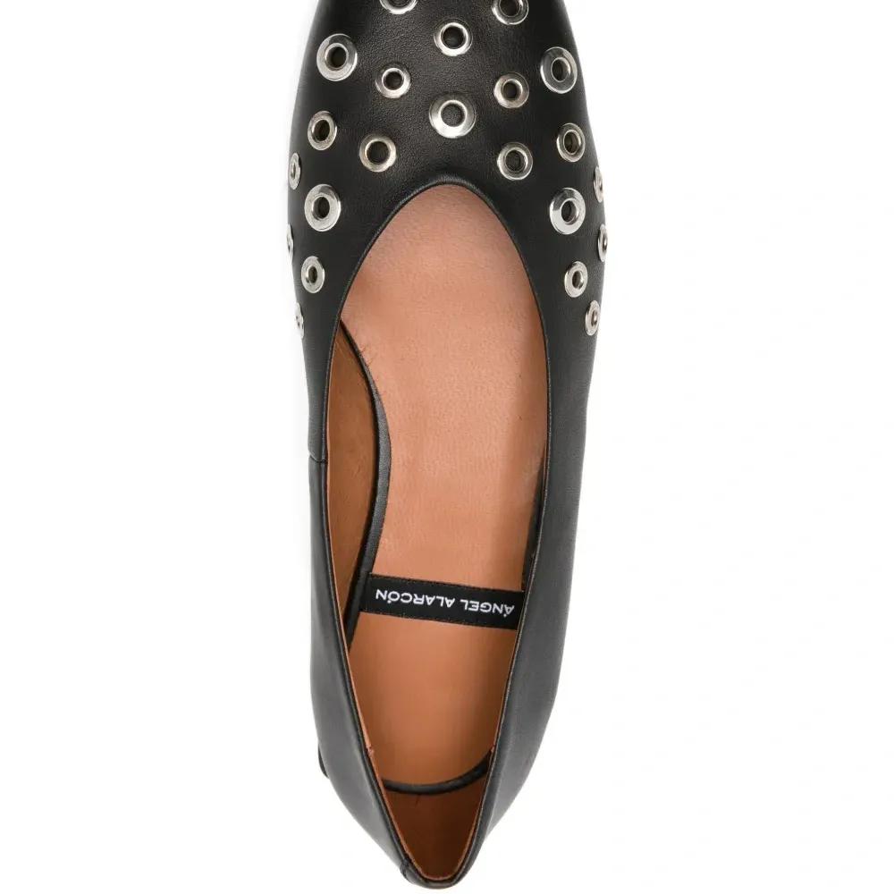 Балетки с квадратным носком и украшением в виде люверсов