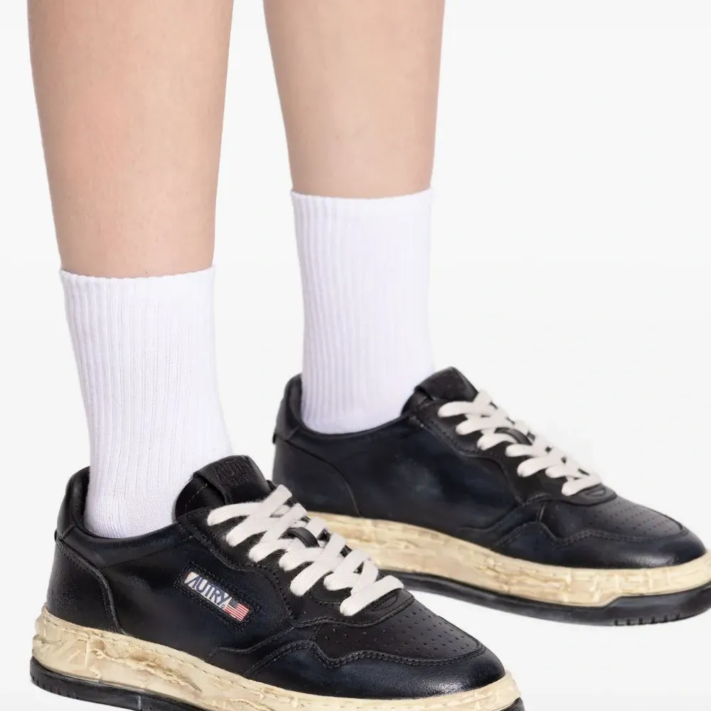 Кожаные кроссовки с потертостями на подошве