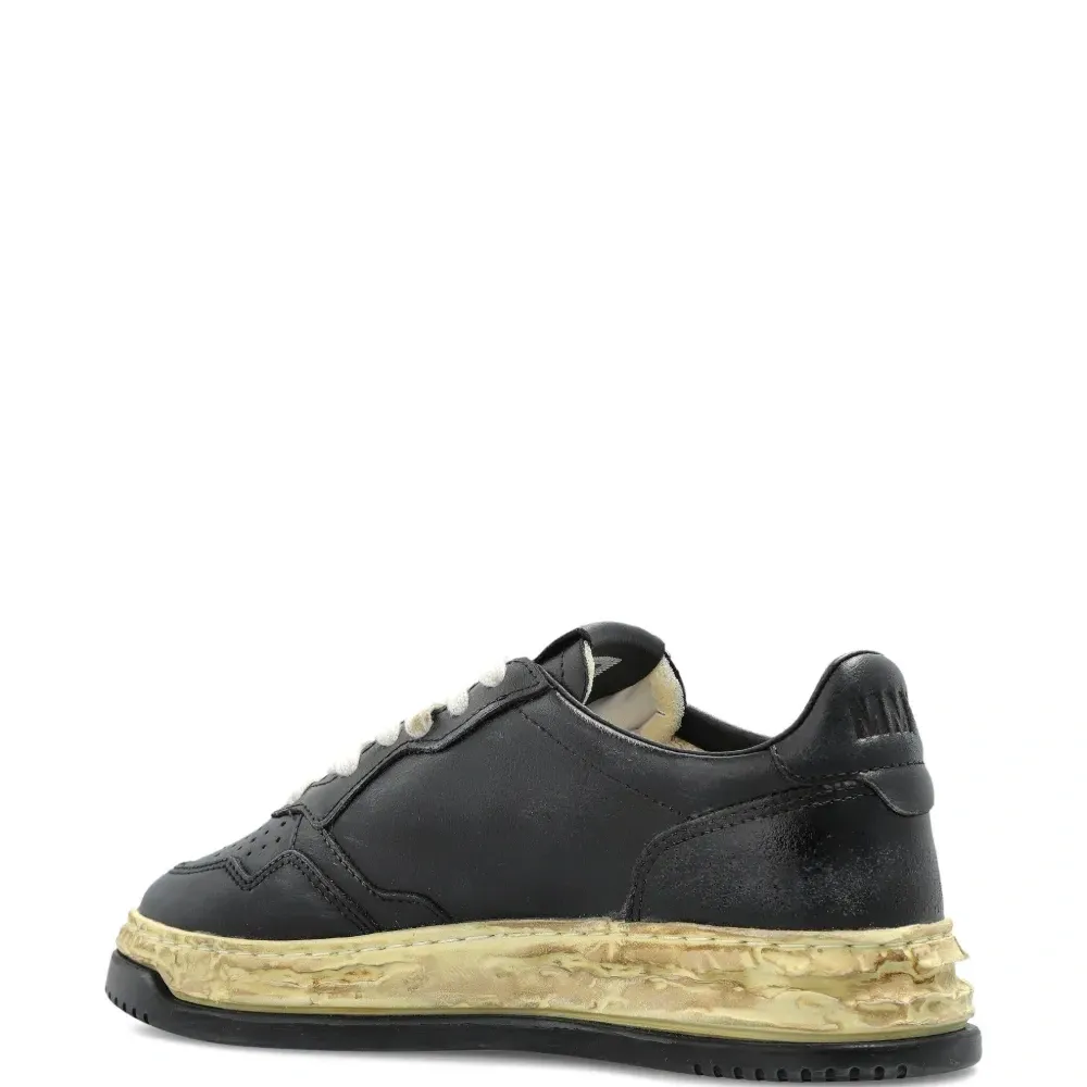 Кожаные кроссовки с потертостями на подошве