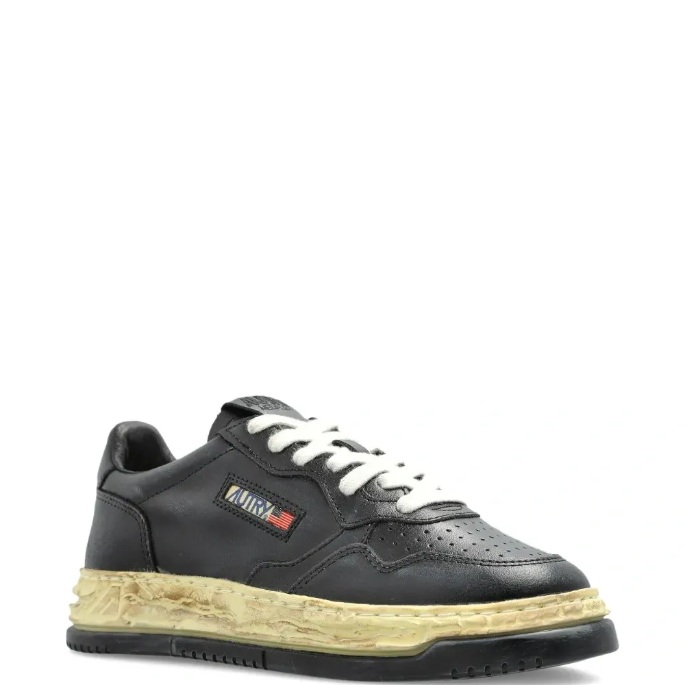 Кожаные кроссовки с потертостями на подошве