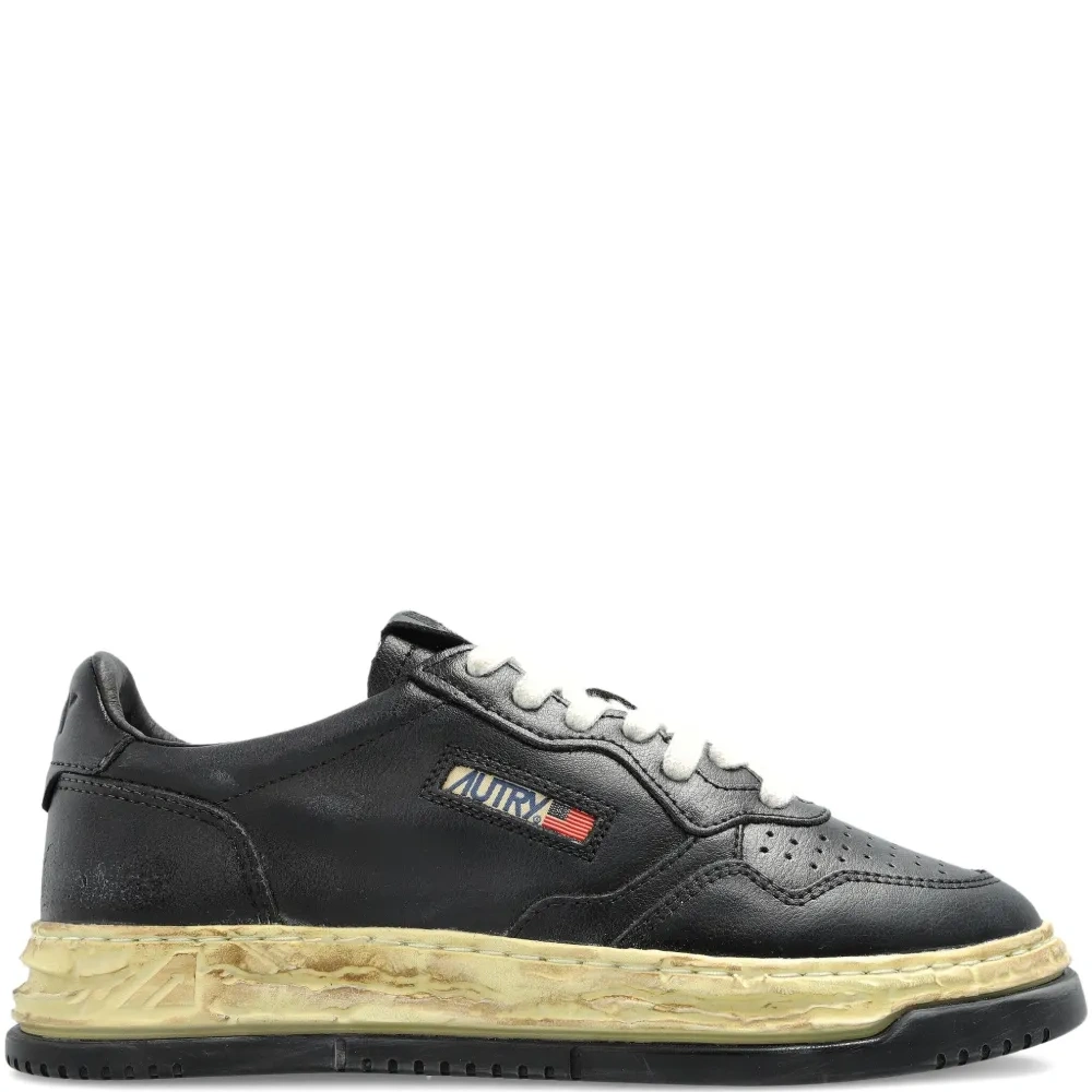 Кожаные кроссовки с потертостями на подошве