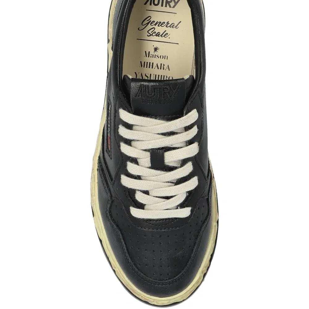 Кожаные кроссовки с потертостями на подошве