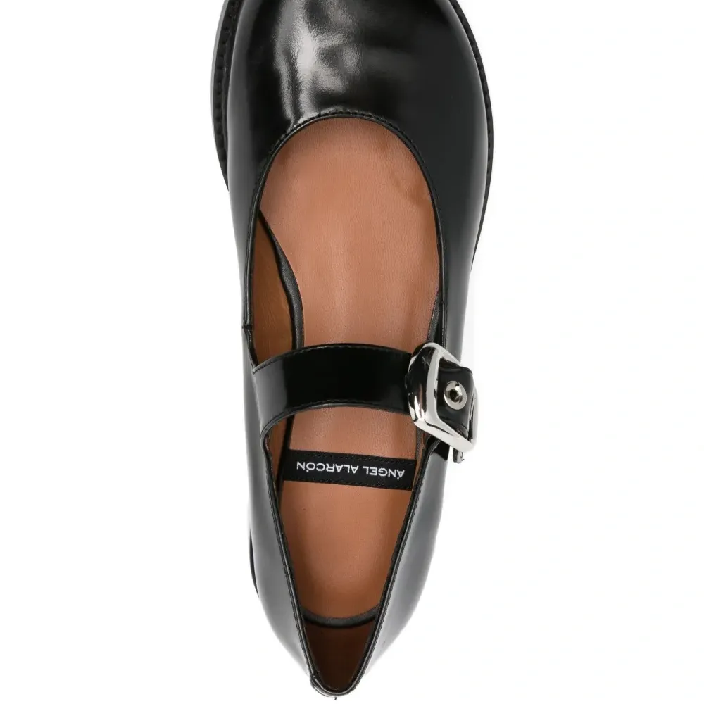 Кожаные туфли на ремешке с пряжкой