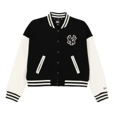 Куртка с вышитым логотипом