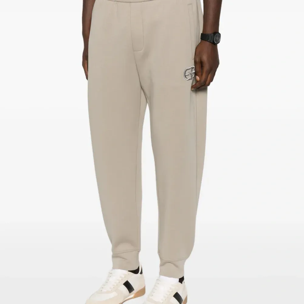 Спортивные брюки с вышитым логотипом