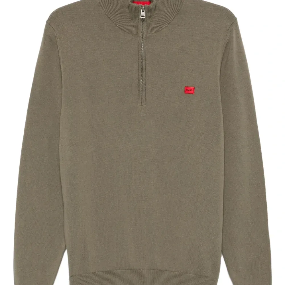 Свитер с высоким воротником и половинной молнией