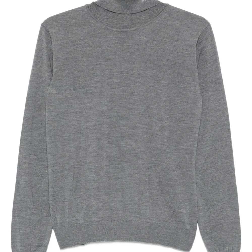 Шерстяной свитер с высоким воротником