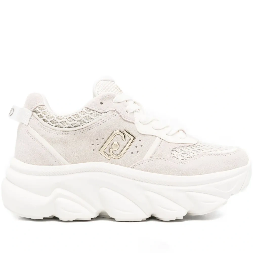 Кроссовки на массивной подошве