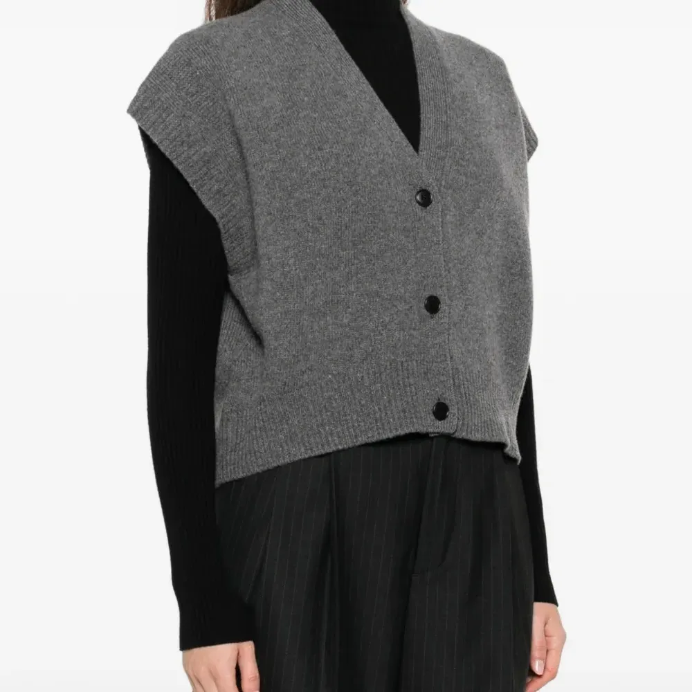 Жилет Zoe на пуговицах с V-образным вырезом