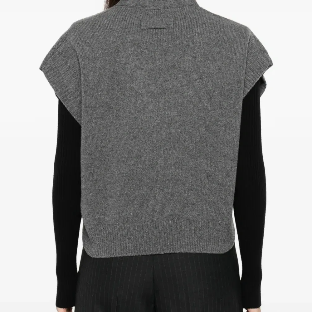 Жилет Zoe на пуговицах с V-образным вырезом