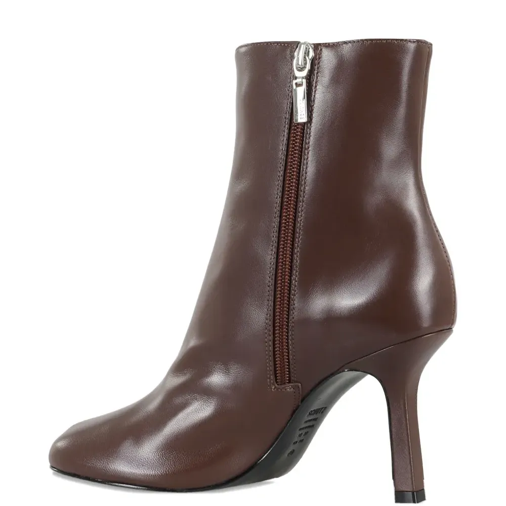 Кожаные ботильоны Brielle с квадратным носком и каблуком 85 мм Кожаные ботильоны Brielle с квадратным носком и каблуком 85 мм