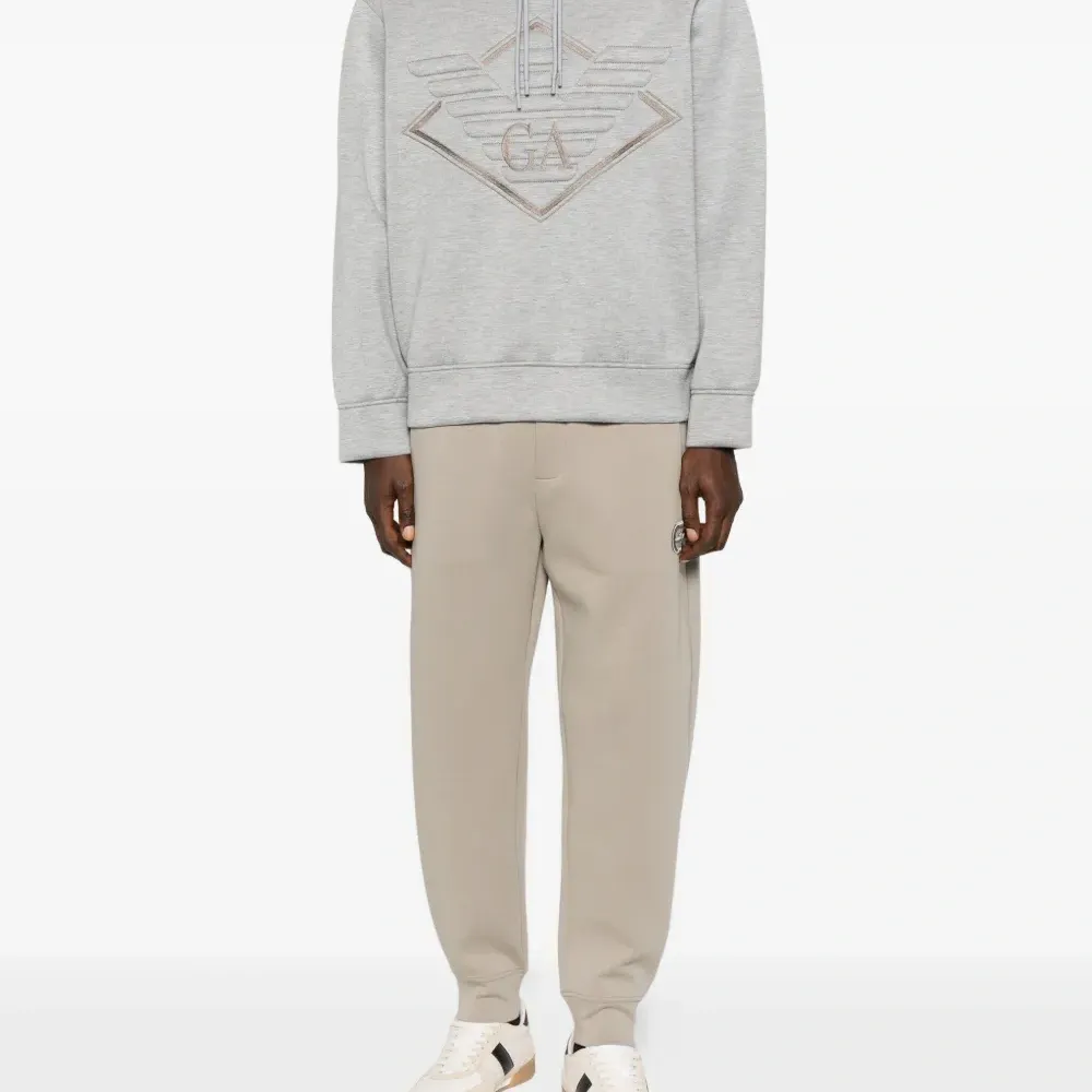 Худи с вышитым логотипом