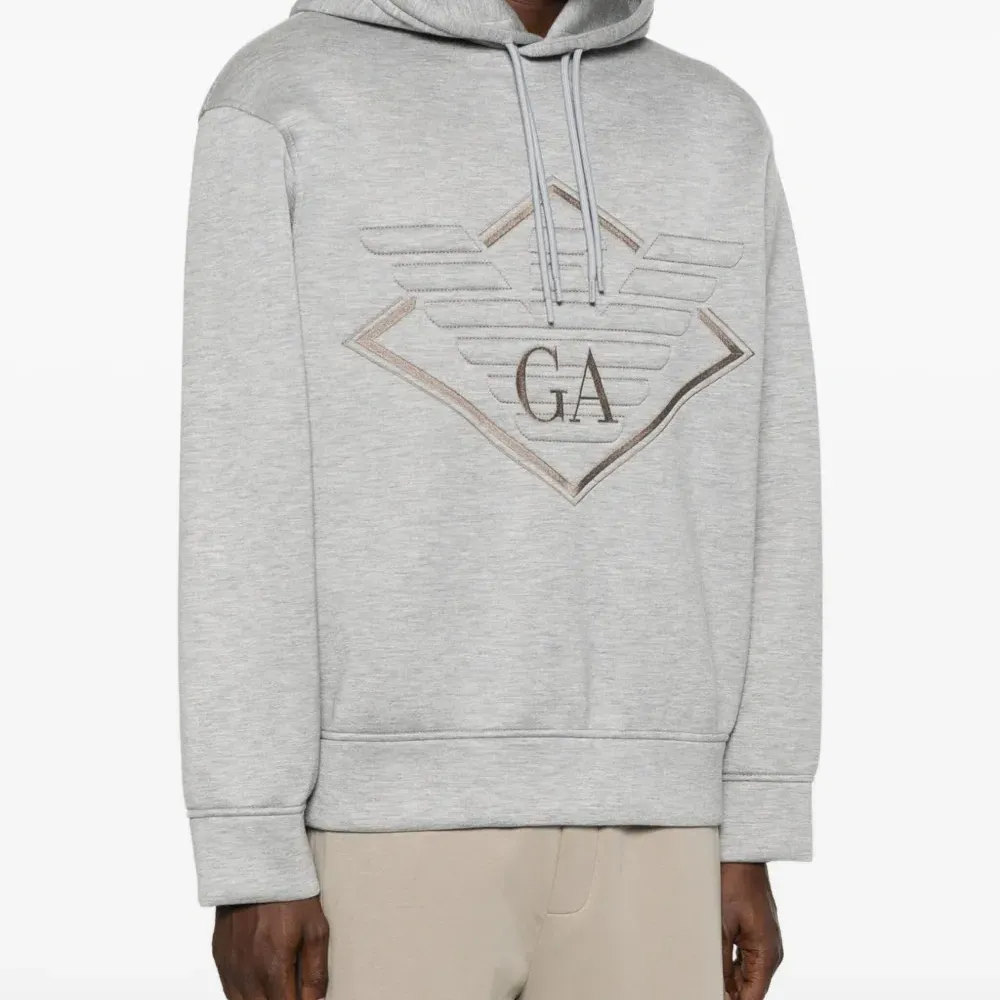 Худи с вышитым логотипом