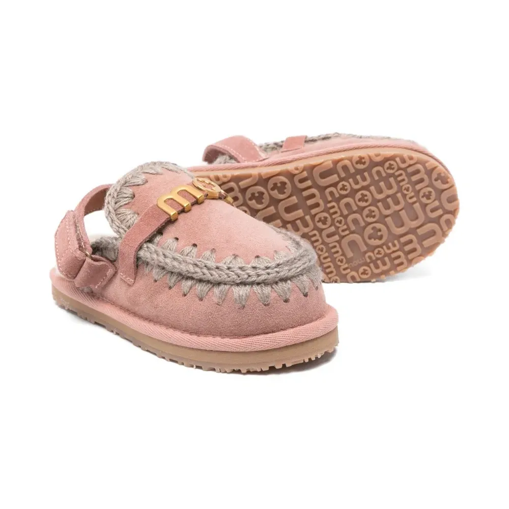 Тапочки с логотипом и плетёной отделкой