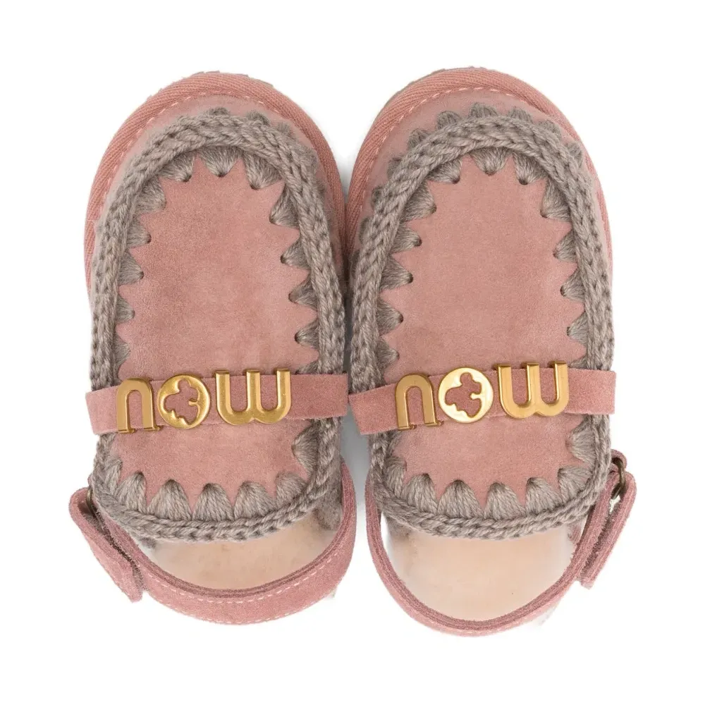 Тапочки с логотипом и плетёной отделкой