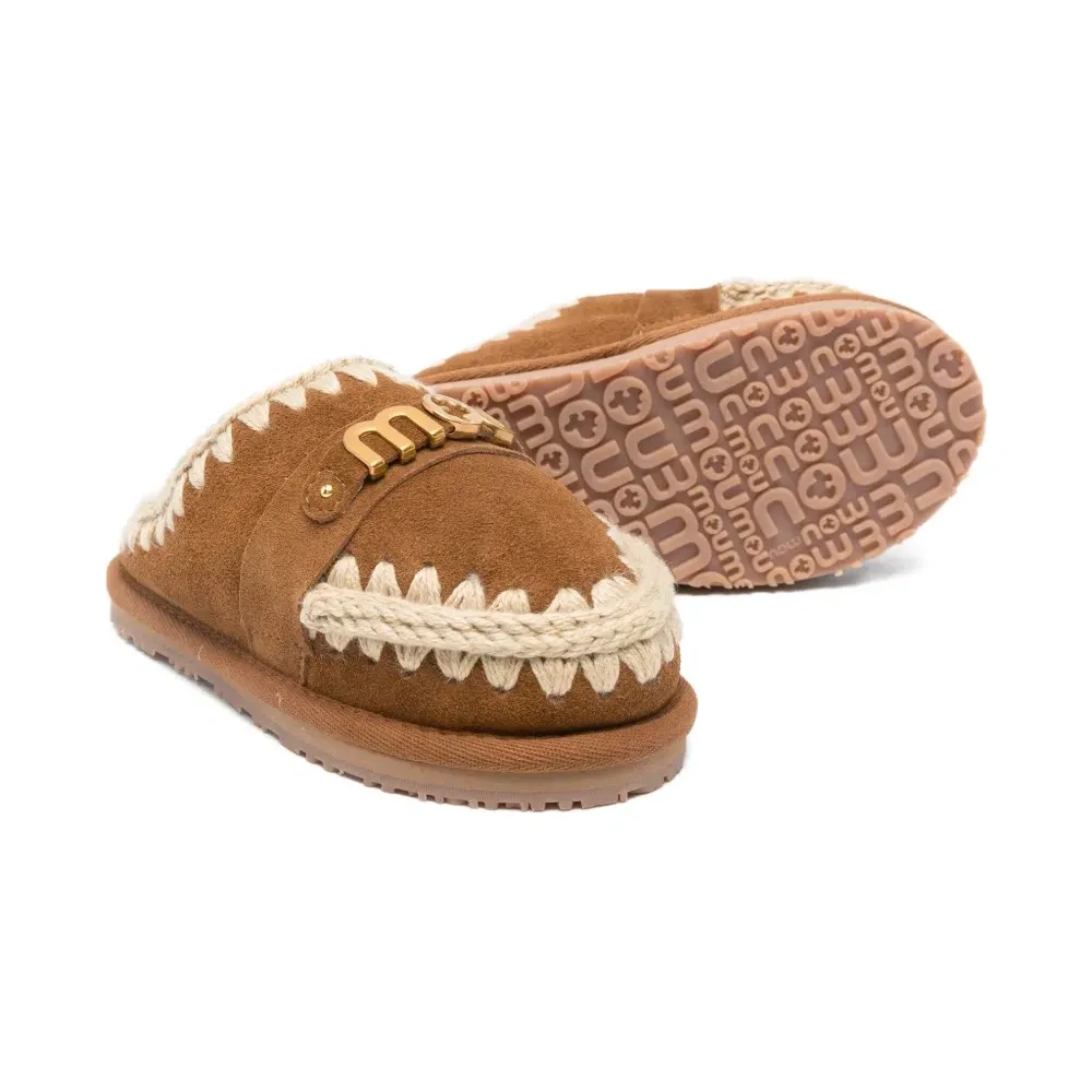 Тапочки с плетёной отделкой и логотипом