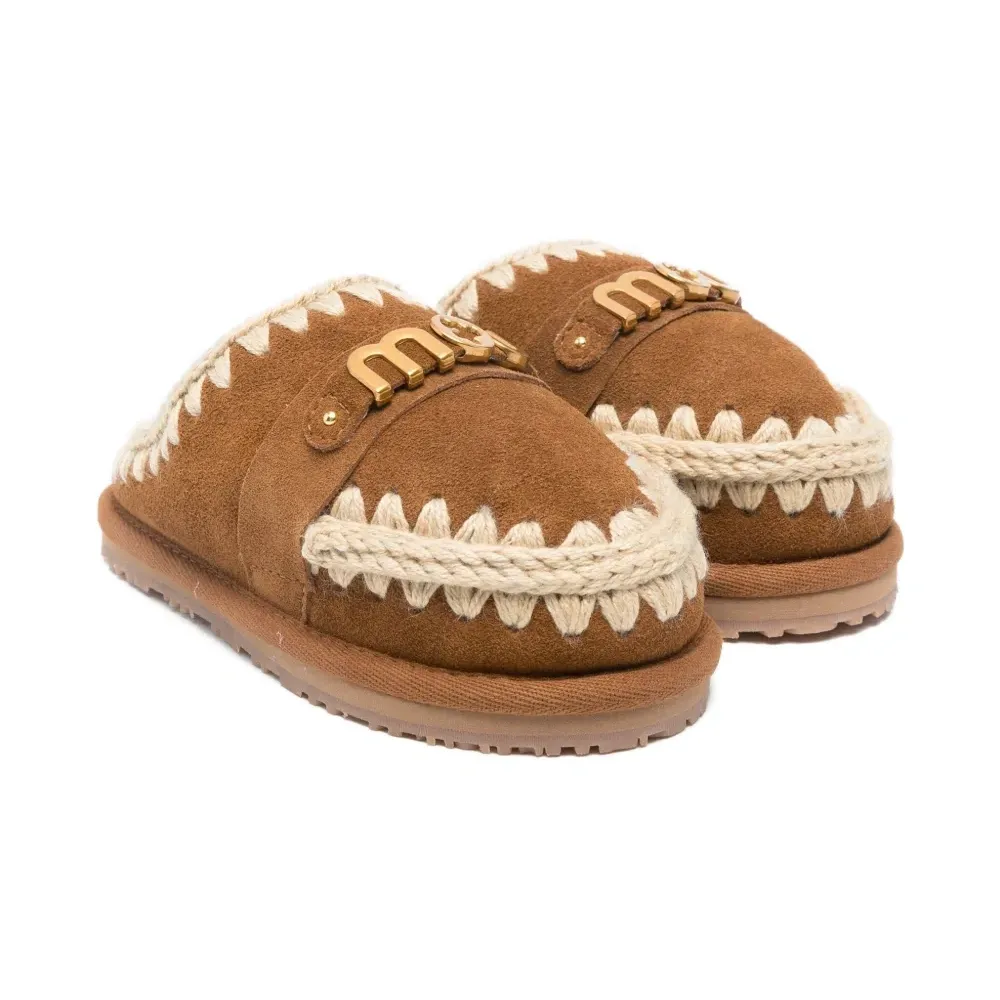 Тапочки с плетёной отделкой и логотипом