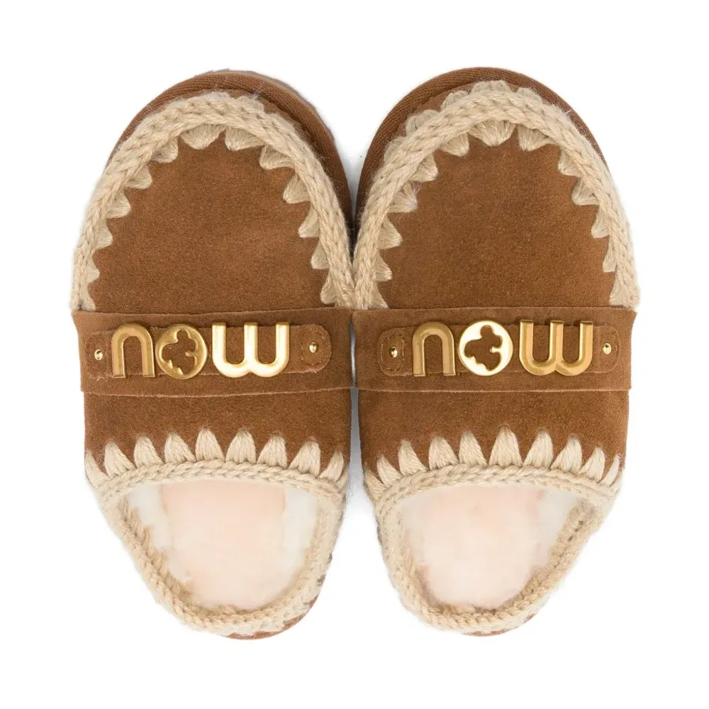 Тапочки с плетёной отделкой и логотипом