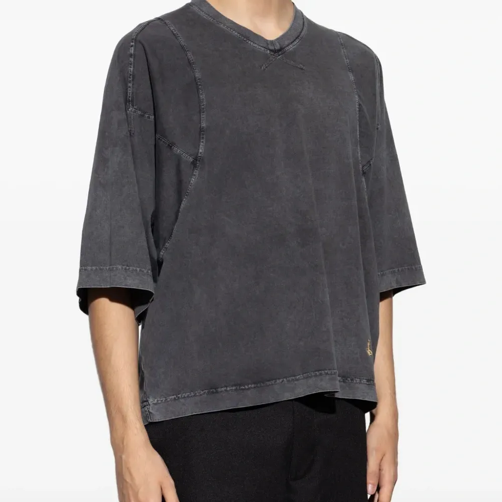 Футболка с V-образным вырезом