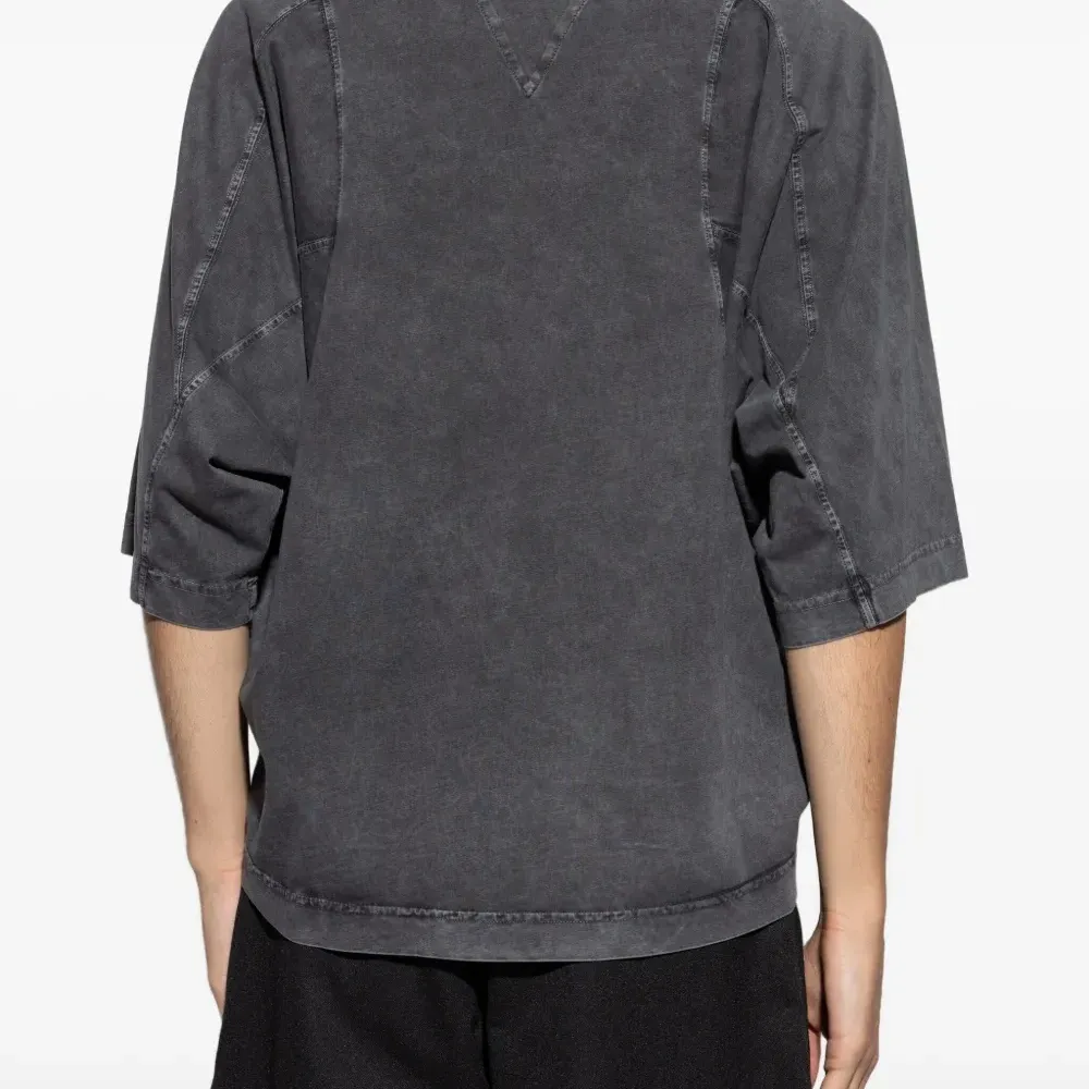 Футболка с V-образным вырезом