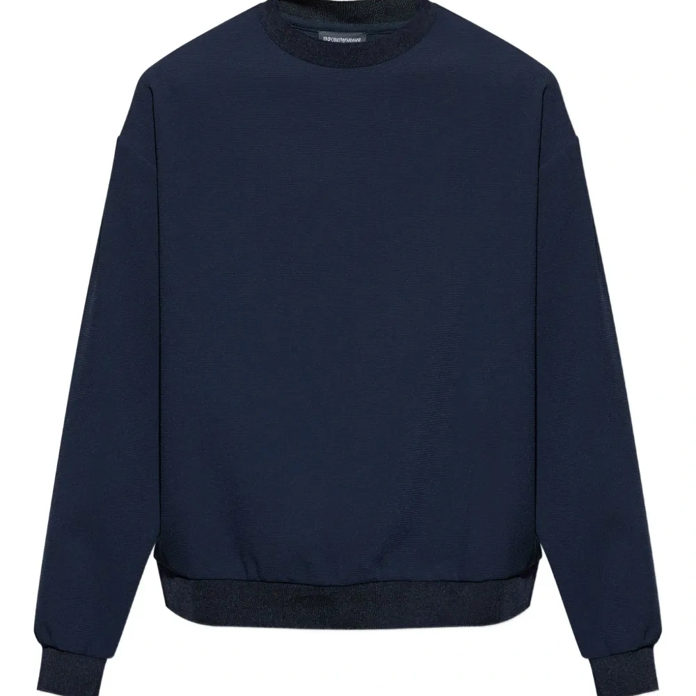 Свитшот с круглым вырезом