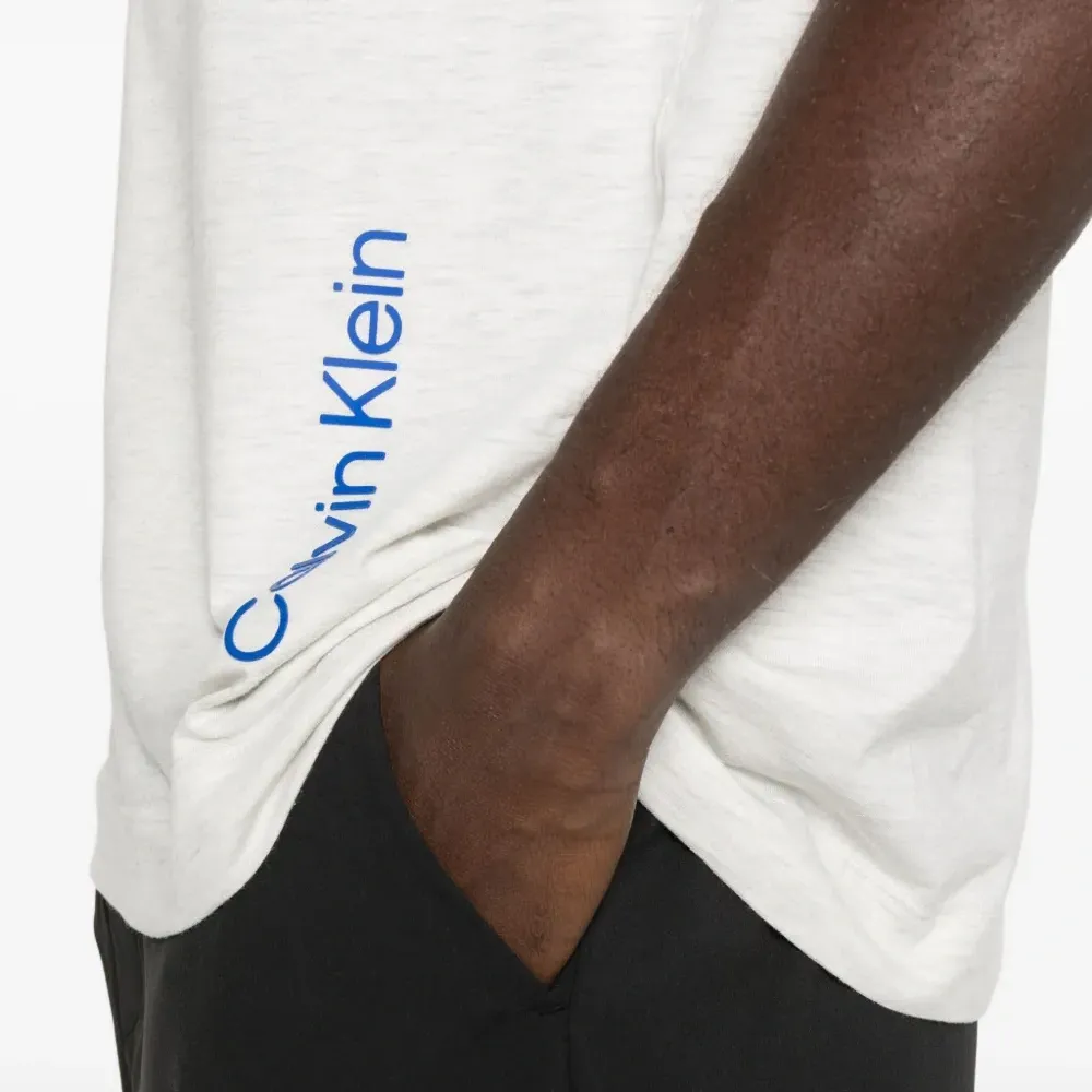 Футболка с логотипом