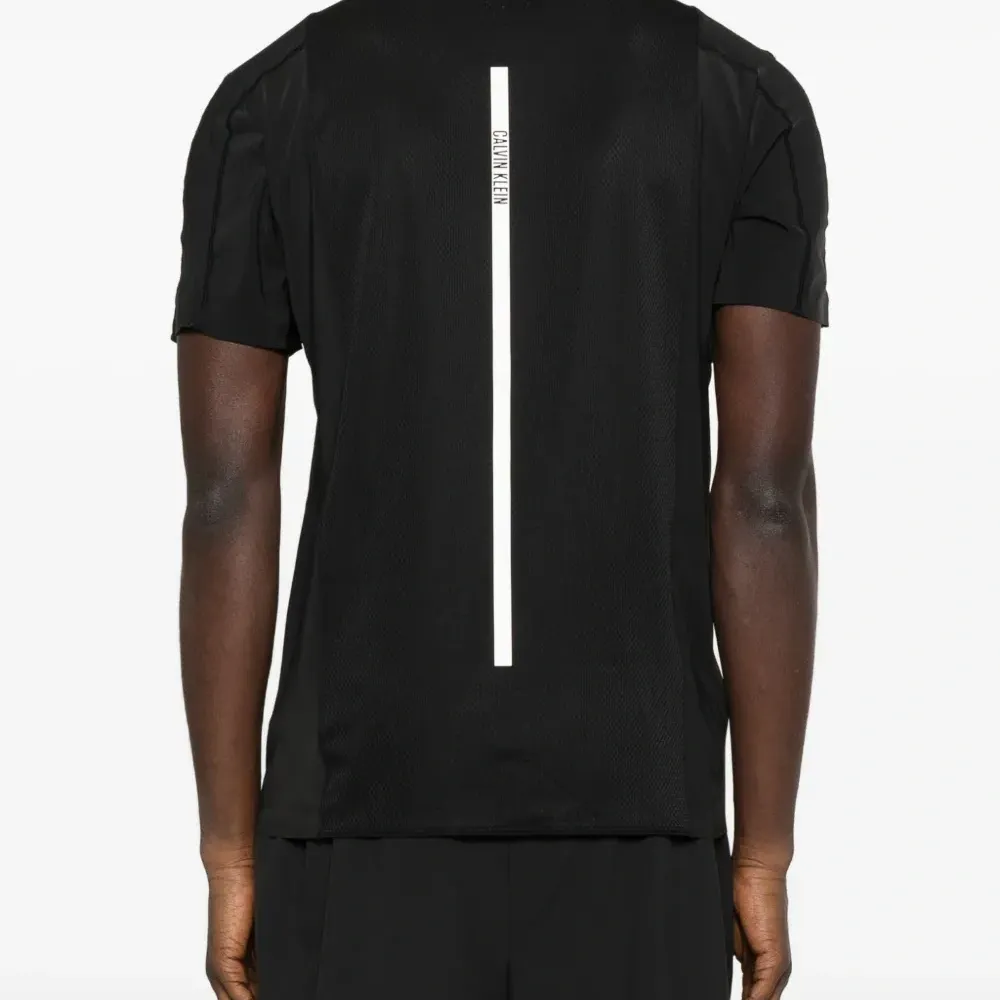 Футболка с сетчатой вставкой