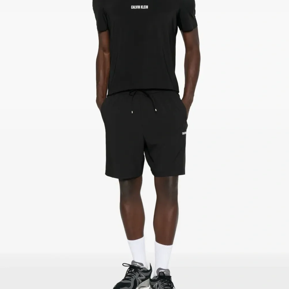 Футболка с сетчатой вставкой