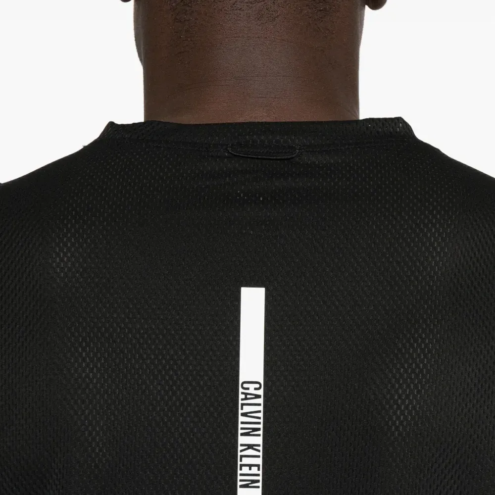 Футболка с сетчатой вставкой