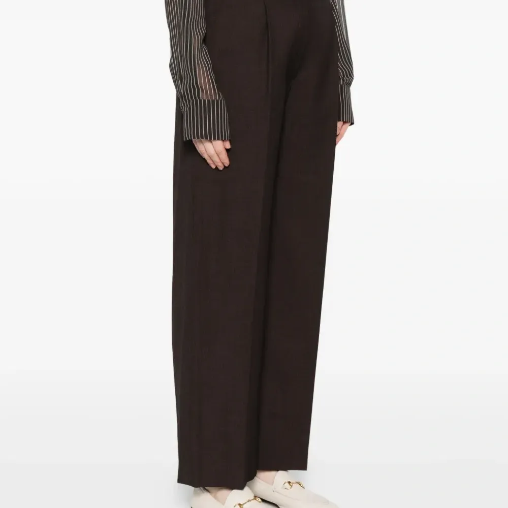 Брюки со складками спереди