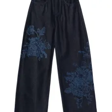 Джинсы с цветочным мотивом и необработанным краем Джинсы с цветочным мотивом и необработанным краем